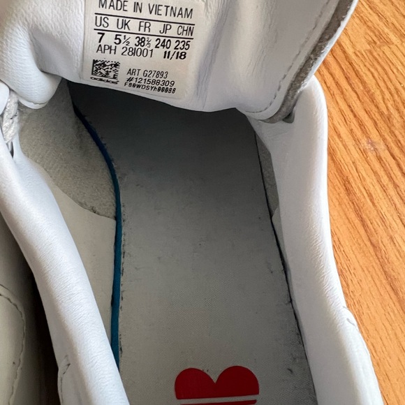 Pre loved Stan Smith red heart white women sneakers size 7. - Picture 3 of 5